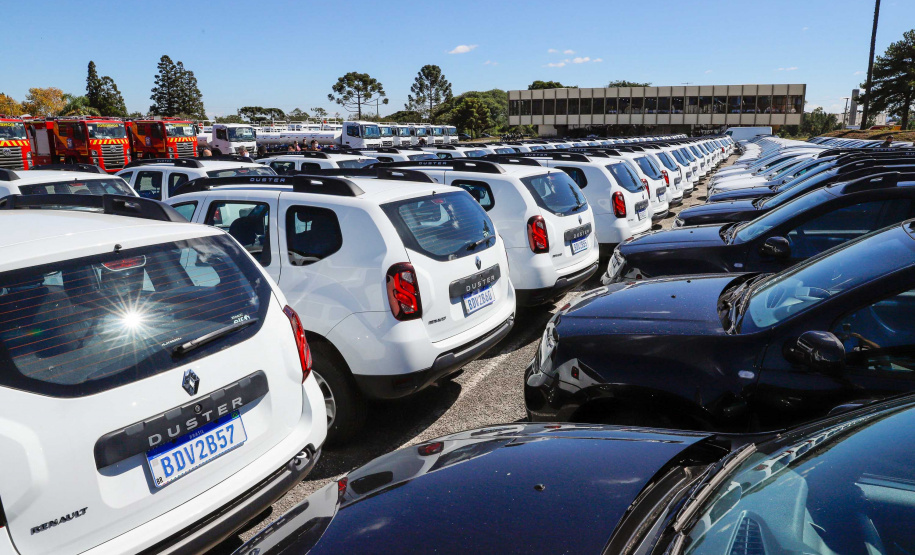 O governador Carlos Massa Ratinho Junior entregou nesta quarta-feira (22) novas viaturas, equipamentos de combate a incêndios florestais e aparelhos de atendimento a emergências derivadas da manipulação de produtos perigosos como forma de reforçar a estrutura de segurança pública do Paraná.