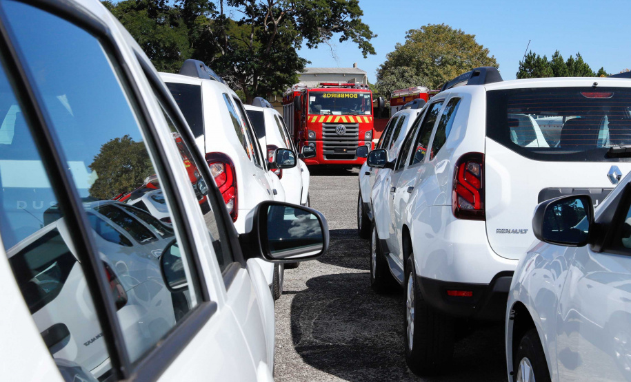 O governador Carlos Massa Ratinho Junior entregou nesta quarta-feira (22) novas viaturas, equipamentos de combate a incêndios florestais e aparelhos de atendimento a emergências derivadas da manipulação de produtos perigosos como forma de reforçar a estrutura de segurança pública do Paraná.
