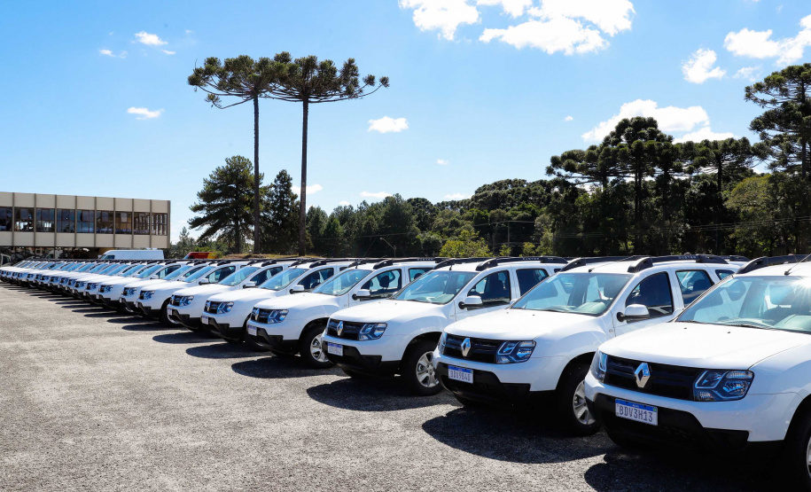 O governador Carlos Massa Ratinho Junior entregou nesta quarta-feira (22) novas viaturas, equipamentos de combate a incêndios florestais e aparelhos de atendimento a emergências derivadas da manipulação de produtos perigosos como forma de reforçar a estrutura de segurança pública do Paraná.