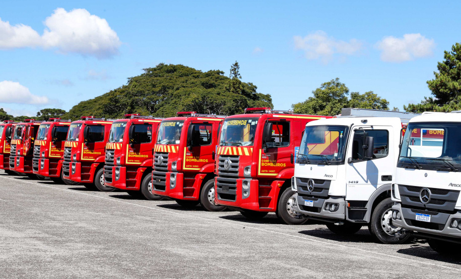 O governador Carlos Massa Ratinho Junior entregou nesta quarta-feira (22) novas viaturas, equipamentos de combate a incêndios florestais e aparelhos de atendimento a emergências derivadas da manipulação de produtos perigosos como forma de reforçar a estrutura de segurança pública do Paraná.
