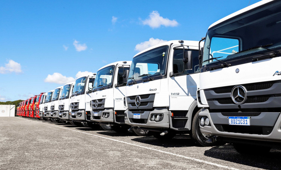 O governador Carlos Massa Ratinho Junior entregou nesta quarta-feira (22) novas viaturas, equipamentos de combate a incêndios florestais e aparelhos de atendimento a emergências derivadas da manipulação de produtos perigosos como forma de reforçar a estrutura de segurança pública do Paraná.