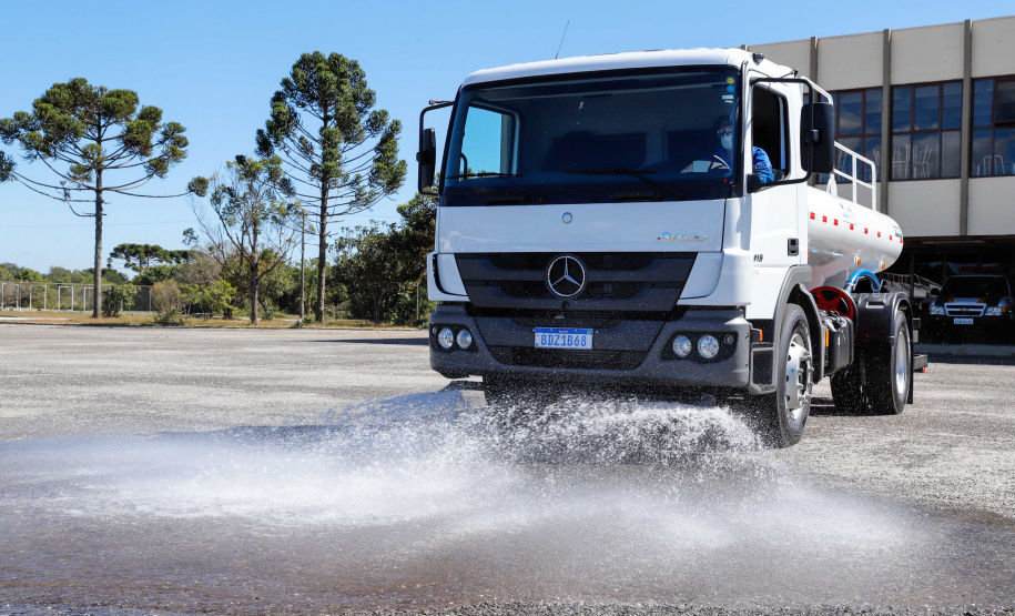 O governador Carlos Massa Ratinho Junior entregou nesta quarta-feira (22) novas viaturas, equipamentos de combate a incêndios florestais e aparelhos de atendimento a emergências derivadas da manipulação de produtos perigosos como forma de reforçar a estrutura de segurança pública do Paraná.