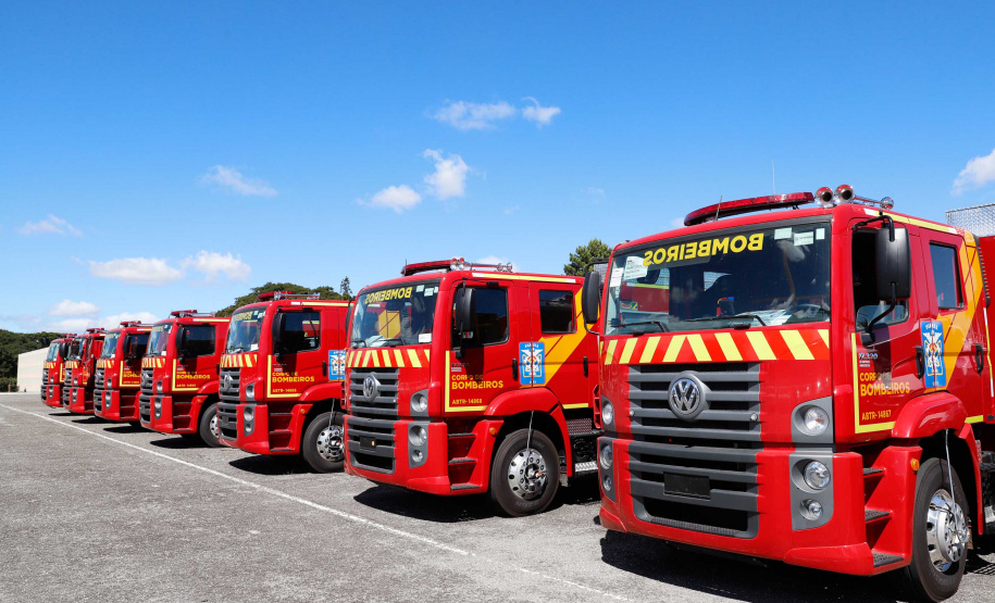 O governador Carlos Massa Ratinho Junior entregou nesta quarta-feira (22) novas viaturas, equipamentos de combate a incêndios florestais e aparelhos de atendimento a emergências derivadas da manipulação de produtos perigosos como forma de reforçar a estrutura de segurança pública do Paraná.