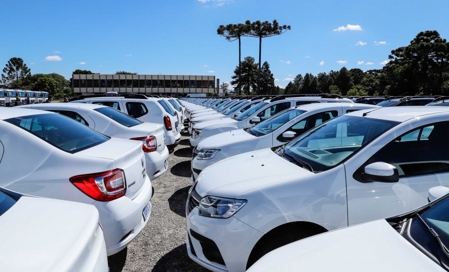 O governador Carlos Massa Ratinho Junior entregou nesta quarta-feira (22) novas viaturas, equipamentos de combate a incêndios florestais e aparelhos de atendimento a emergências derivadas da manipulação de produtos perigosos como forma de reforçar a estrutura de segurança pública do Paraná.