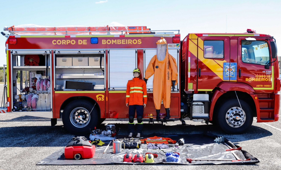 O governador Carlos Massa Ratinho Junior entregou nesta quarta-feira (22) novas viaturas, equipamentos de combate a incêndios florestais e aparelhos de atendimento a emergências derivadas da manipulação de produtos perigosos como forma de reforçar a estrutura de segurança pública do Paraná.
