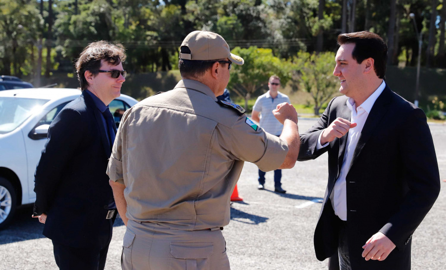 O governador Carlos Massa Ratinho Junior entregou nesta quarta-feira (22) novas viaturas, equipamentos de combate a incêndios florestais e aparelhos de atendimento a emergências derivadas da manipulação de produtos perigosos como forma de reforçar a estrutura de segurança pública do Paraná.