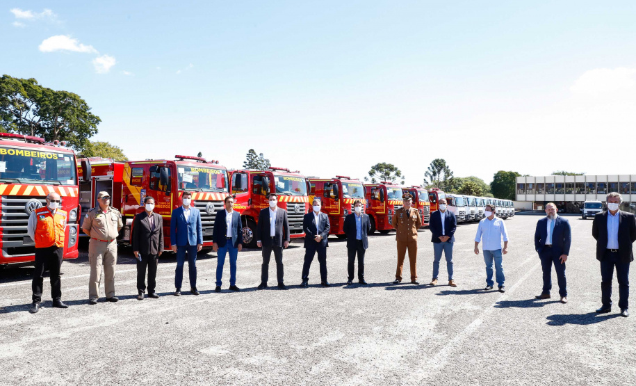O governador Carlos Massa Ratinho Junior entregou nesta quarta-feira (22) novas viaturas, equipamentos de combate a incêndios florestais e aparelhos de atendimento a emergências derivadas da manipulação de produtos perigosos como forma de reforçar a estrutura de segurança pública do Paraná.