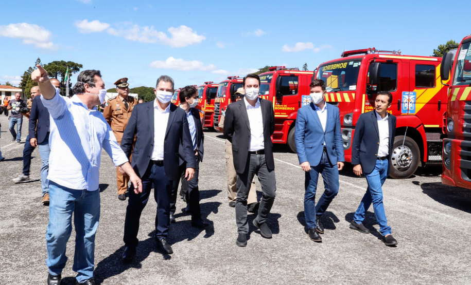 O governador Carlos Massa Ratinho Junior entregou nesta quarta-feira (22) novas viaturas, equipamentos de combate a incêndios florestais e aparelhos de atendimento a emergências derivadas da manipulação de produtos perigosos como forma de reforçar a estrutura de segurança pública do Paraná.