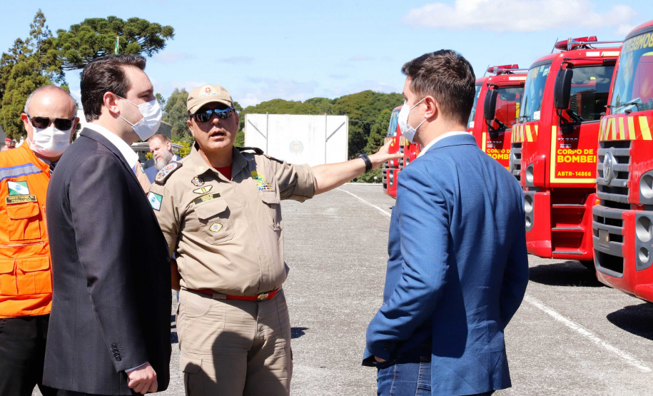 O governador Carlos Massa Ratinho Junior entregou nesta quarta-feira (22) novas viaturas, equipamentos de combate a incêndios florestais e aparelhos de atendimento a emergências derivadas da manipulação de produtos perigosos como forma de reforçar a estrutura de segurança pública do Paraná.