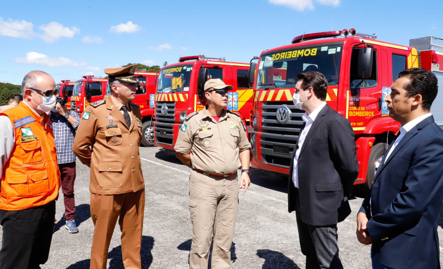 O governador Carlos Massa Ratinho Junior entregou nesta quarta-feira (22) novas viaturas, equipamentos de combate a incêndios florestais e aparelhos de atendimento a emergências derivadas da manipulação de produtos perigosos como forma de reforçar a estrutura de segurança pública do Paraná.
