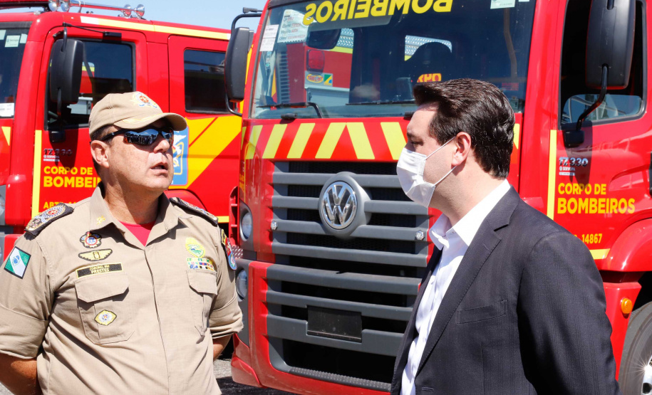 O governador Carlos Massa Ratinho Junior entregou nesta quarta-feira (22) novas viaturas, equipamentos de combate a incêndios florestais e aparelhos de atendimento a emergências derivadas da manipulação de produtos perigosos como forma de reforçar a estrutura de segurança pública do Paraná.