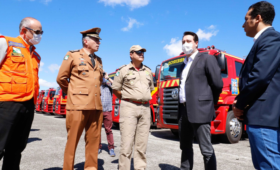 O governador Carlos Massa Ratinho Junior entregou nesta quarta-feira (22) novas viaturas, equipamentos de combate a incêndios florestais e aparelhos de atendimento a emergências derivadas da manipulação de produtos perigosos como forma de reforçar a estrutura de segurança pública do Paraná.