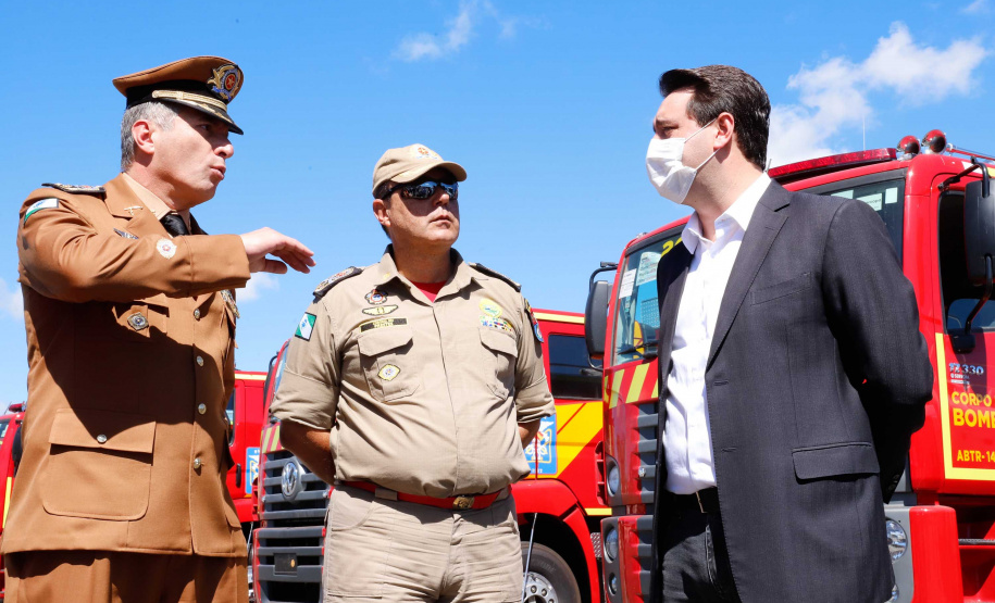 O governador Carlos Massa Ratinho Junior entregou nesta quarta-feira (22) novas viaturas, equipamentos de combate a incêndios florestais e aparelhos de atendimento a emergências derivadas da manipulação de produtos perigosos como forma de reforçar a estrutura de segurança pública do Paraná.