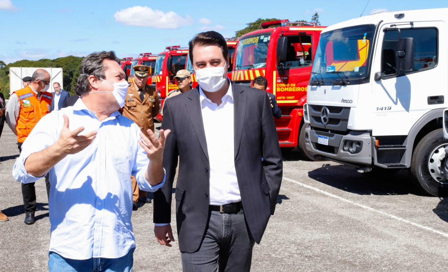 O governador Carlos Massa Ratinho Junior entregou nesta quarta-feira (22) novas viaturas, equipamentos de combate a incêndios florestais e aparelhos de atendimento a emergências derivadas da manipulação de produtos perigosos como forma de reforçar a estrutura de segurança pública do Paraná.
