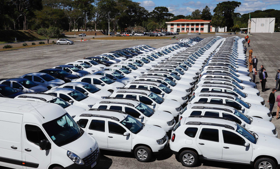 O governador Carlos Massa Ratinho Junior entregou nesta quarta-feira (22) novas viaturas, equipamentos de combate a incêndios florestais e aparelhos de atendimento a emergências derivadas da manipulação de produtos perigosos como forma de reforçar a estrutura de segurança pública do Paraná.