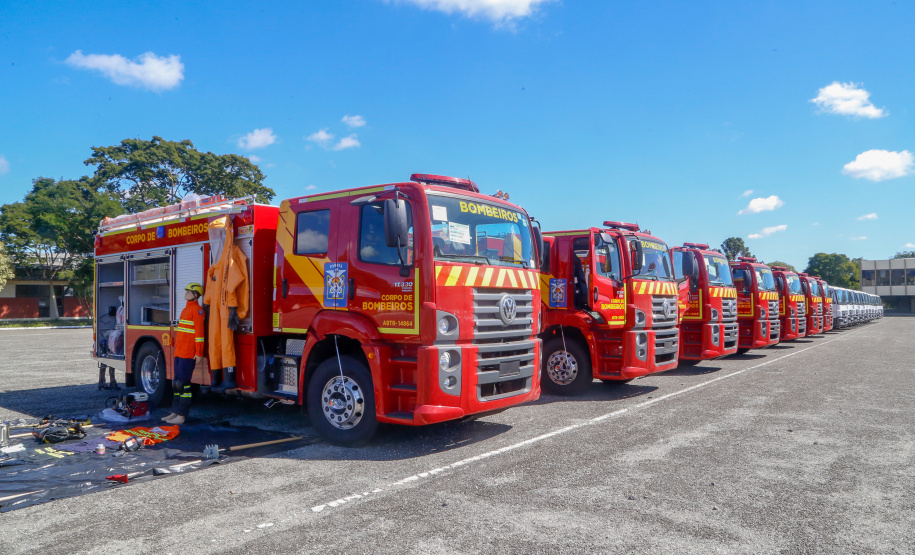 O governador Carlos Massa Ratinho Junior entregou nesta quarta-feira (22) novas viaturas, equipamentos de combate a incêndios florestais e aparelhos de atendimento a emergências derivadas da manipulação de produtos perigosos como forma de reforçar a estrutura de segurança pública do Paraná.