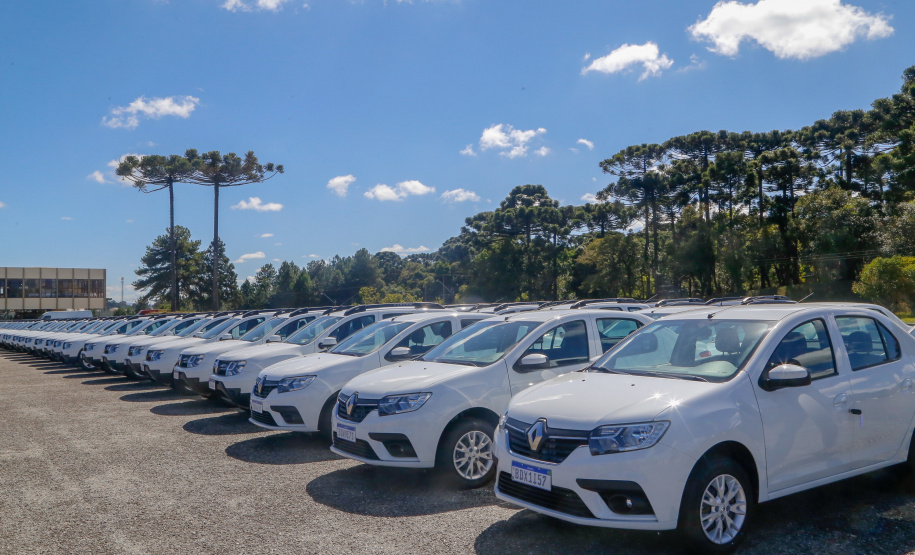 O governador Carlos Massa Ratinho Junior entregou nesta quarta-feira (22) novas viaturas, equipamentos de combate a incêndios florestais e aparelhos de atendimento a emergências derivadas da manipulação de produtos perigosos como forma de reforçar a estrutura de segurança pública do Paraná.