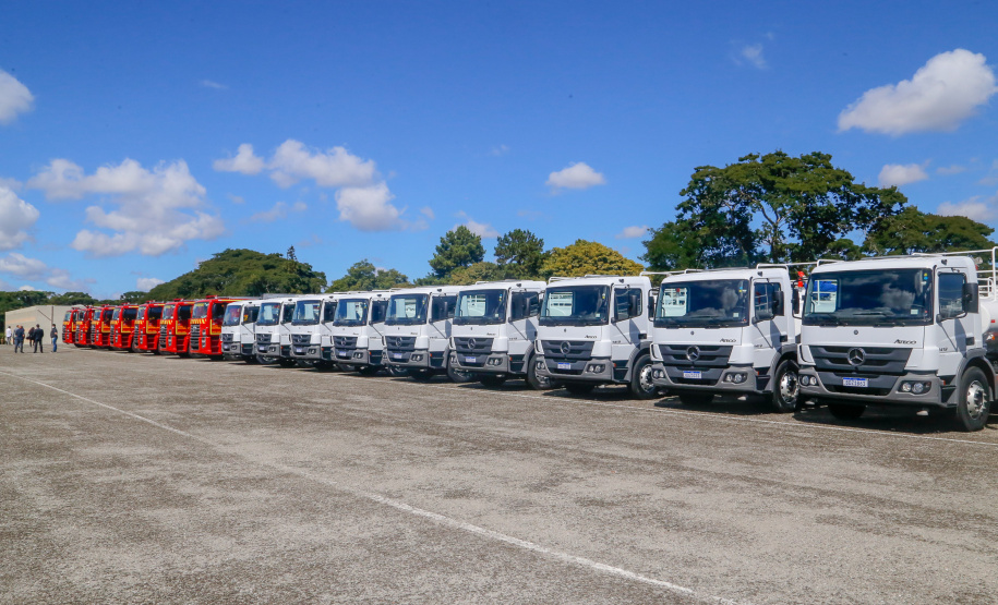 O governador Carlos Massa Ratinho Junior entregou nesta quarta-feira (22) novas viaturas, equipamentos de combate a incêndios florestais e aparelhos de atendimento a emergências derivadas da manipulação de produtos perigosos como forma de reforçar a estrutura de segurança pública do Paraná.