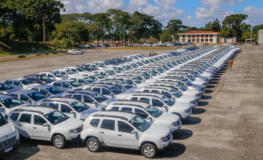 O governador Carlos Massa Ratinho Junior entregou nesta quarta-feira (22) novas viaturas, equipamentos de combate a incêndios florestais e aparelhos de atendimento a emergências derivadas da manipulação de produtos perigosos como forma de reforçar a estrutura de segurança pública do Paraná.