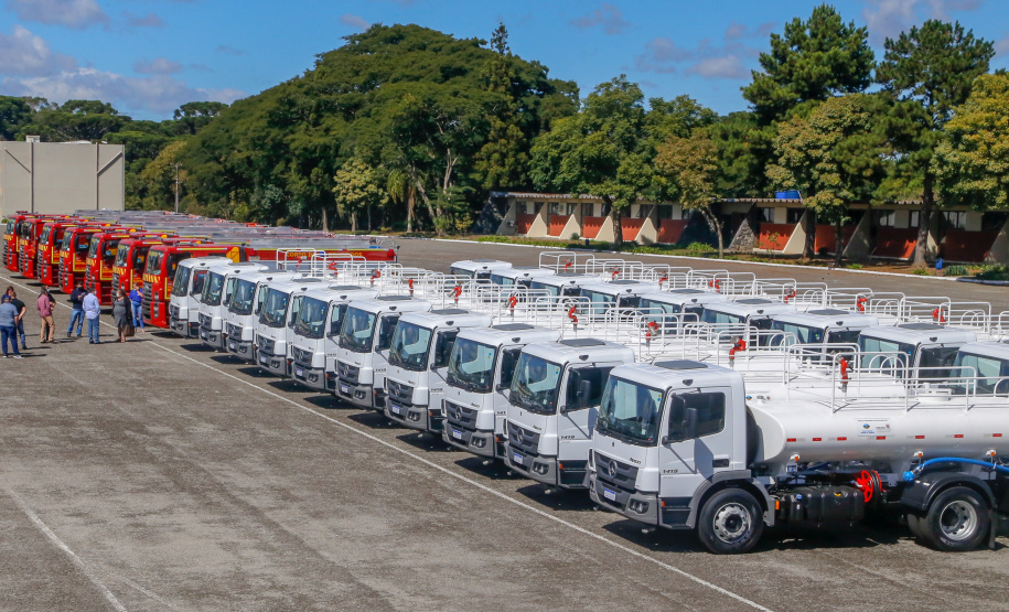 O governador Carlos Massa Ratinho Junior entregou nesta quarta-feira (22) novas viaturas, equipamentos de combate a incêndios florestais e aparelhos de atendimento a emergências derivadas da manipulação de produtos perigosos como forma de reforçar a estrutura de segurança pública do Paraná.