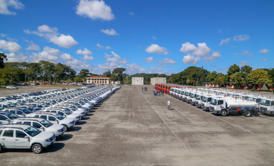 O governador Carlos Massa Ratinho Junior entregou nesta quarta-feira (22) novas viaturas, equipamentos de combate a incêndios florestais e aparelhos de atendimento a emergências derivadas da manipulação de produtos perigosos como forma de reforçar a estrutura de segurança pública do Paraná.