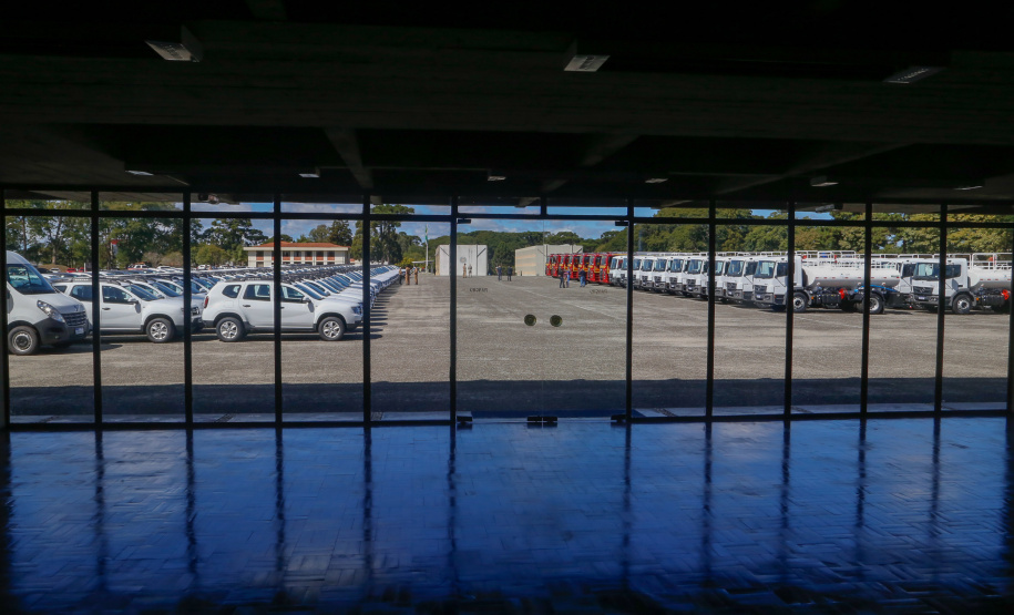 O governador Carlos Massa Ratinho Junior entregou nesta quarta-feira (22) novas viaturas, equipamentos de combate a incêndios florestais e aparelhos de atendimento a emergências derivadas da manipulação de produtos perigosos como forma de reforçar a estrutura de segurança pública do Paraná.