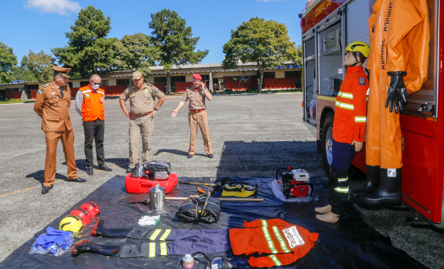 O governador Carlos Massa Ratinho Junior entregou nesta quarta-feira (22) novas viaturas, equipamentos de combate a incêndios florestais e aparelhos de atendimento a emergências derivadas da manipulação de produtos perigosos como forma de reforçar a estrutura de segurança pública do Paraná.