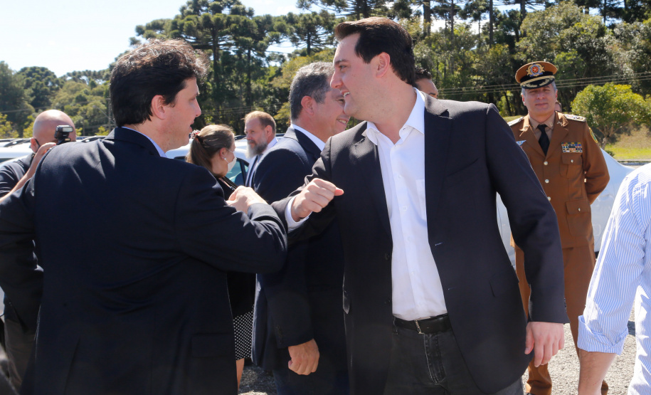 O governador Carlos Massa Ratinho Junior entregou nesta quarta-feira (22) novas viaturas, equipamentos de combate a incêndios florestais e aparelhos de atendimento a emergências derivadas da manipulação de produtos perigosos como forma de reforçar a estrutura de segurança pública do Paraná.