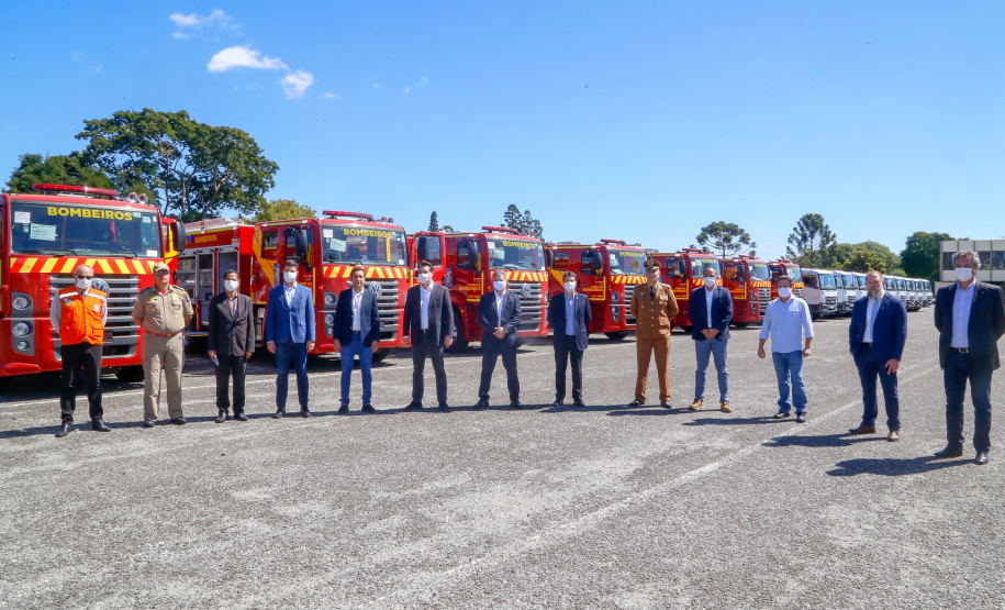 O governador Carlos Massa Ratinho Junior entregou nesta quarta-feira (22) novas viaturas, equipamentos de combate a incêndios florestais e aparelhos de atendimento a emergências derivadas da manipulação de produtos perigosos como forma de reforçar a estrutura de segurança pública do Paraná.