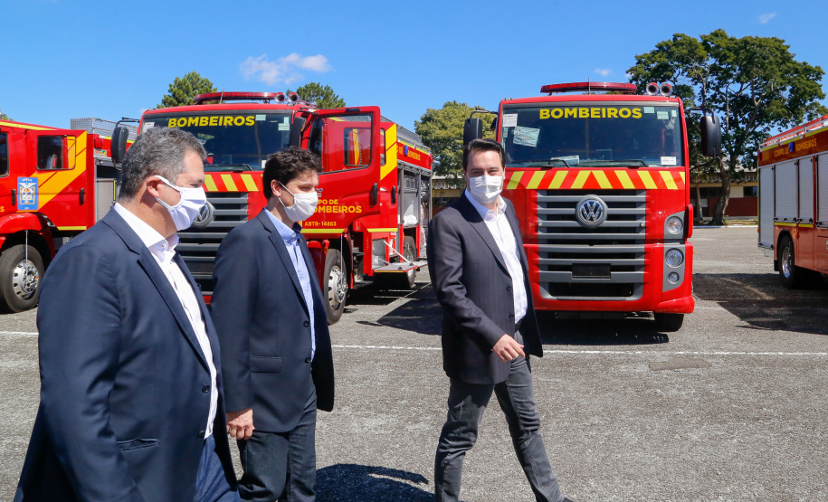 O governador Carlos Massa Ratinho Junior entregou nesta quarta-feira (22) novas viaturas, equipamentos de combate a incêndios florestais e aparelhos de atendimento a emergências derivadas da manipulação de produtos perigosos como forma de reforçar a estrutura de segurança pública do Paraná.