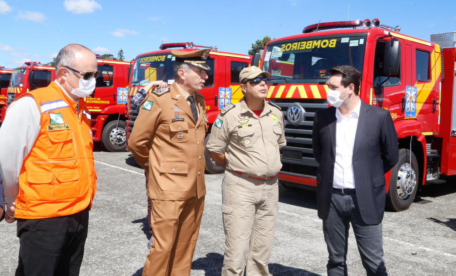 O governador Carlos Massa Ratinho Junior entregou nesta quarta-feira (22) novas viaturas, equipamentos de combate a incêndios florestais e aparelhos de atendimento a emergências derivadas da manipulação de produtos perigosos como forma de reforçar a estrutura de segurança pública do Paraná.