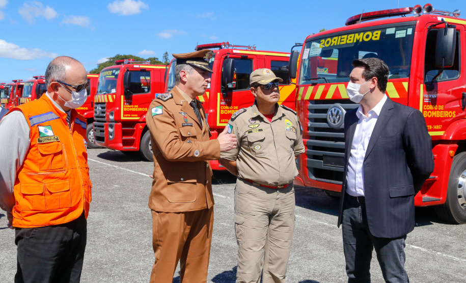 O governador Carlos Massa Ratinho Junior entregou nesta quarta-feira (22) novas viaturas, equipamentos de combate a incêndios florestais e aparelhos de atendimento a emergências derivadas da manipulação de produtos perigosos como forma de reforçar a estrutura de segurança pública do Paraná.