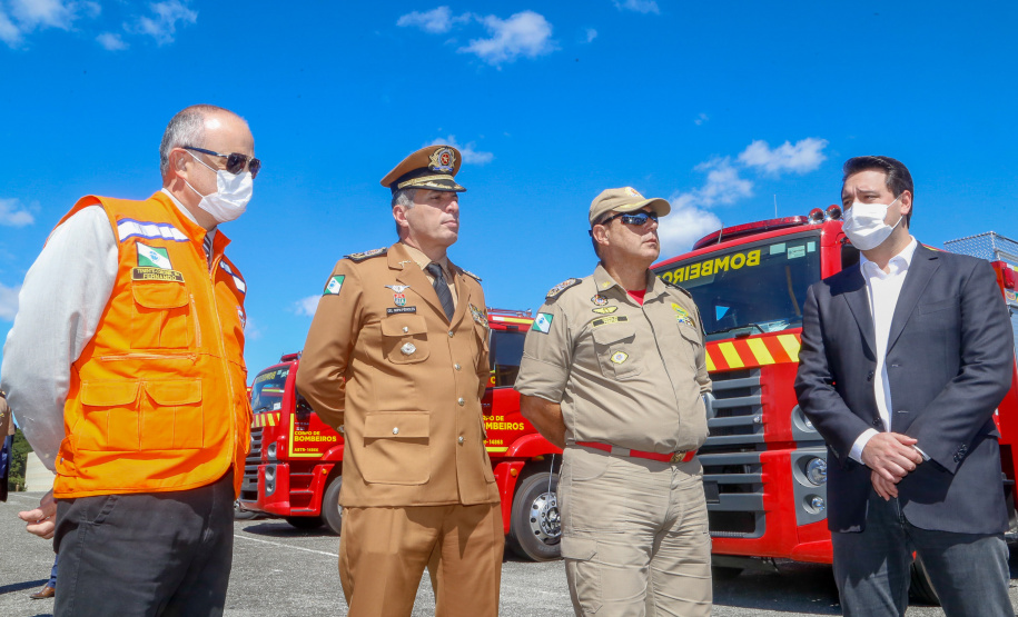 O governador Carlos Massa Ratinho Junior entregou nesta quarta-feira (22) novas viaturas, equipamentos de combate a incêndios florestais e aparelhos de atendimento a emergências derivadas da manipulação de produtos perigosos como forma de reforçar a estrutura de segurança pública do Paraná.