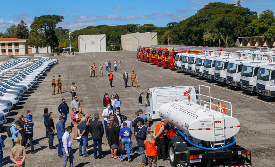 O governador Carlos Massa Ratinho Junior entregou nesta quarta-feira (22) novas viaturas, equipamentos de combate a incêndios florestais e aparelhos de atendimento a emergências derivadas da manipulação de produtos perigosos como forma de reforçar a estrutura de segurança pública do Paraná.