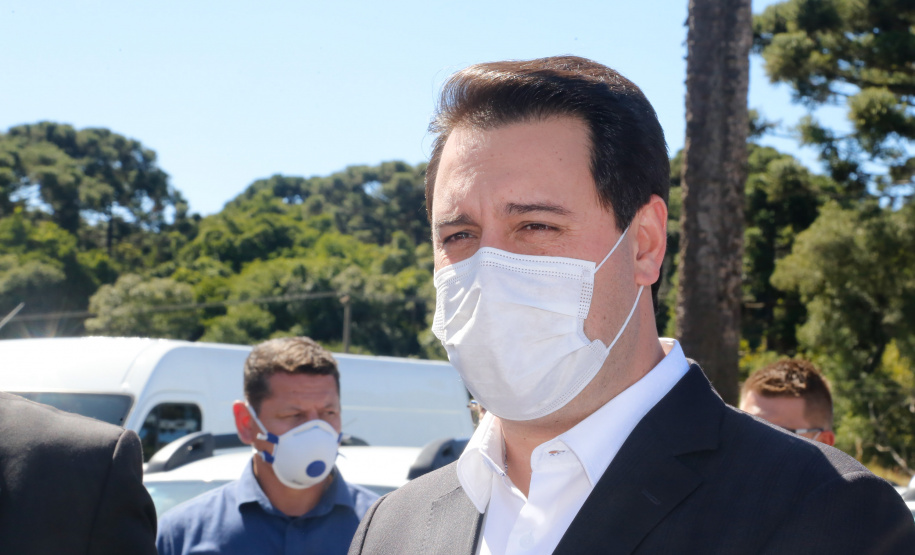 O governador Carlos Massa Ratinho Junior entregou nesta quarta-feira (22) novas viaturas, equipamentos de combate a incêndios florestais e aparelhos de atendimento a emergências derivadas da manipulação de produtos perigosos como forma de reforçar a estrutura de segurança pública do Paraná.
