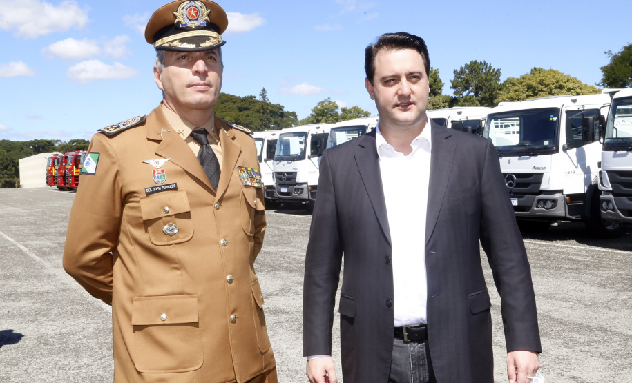 O governador Carlos Massa Ratinho Junior entregou nesta quarta-feira (22) novas viaturas, equipamentos de combate a incêndios florestais e aparelhos de atendimento a emergências derivadas da manipulação de produtos perigosos como forma de reforçar a estrutura de segurança pública do Paraná.