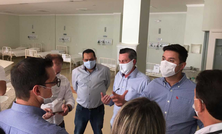 O chefe da Casa Civil do Governo do Estado, Guto Silva, e o diretor-geral da Secretaria estadual da Saúde, Nestor Werner Junior, no início desta semana hospitais do Sudoeste que terão expansão de leitos para o atendimento de pacientes com Covid-19. Foto: Casa Civil