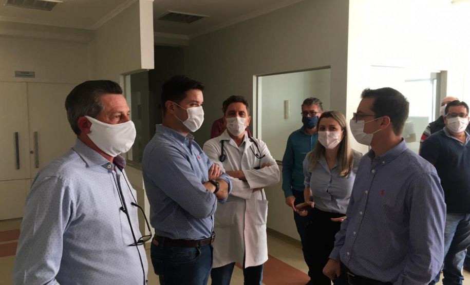 O chefe da Casa Civil do Governo do Estado, Guto Silva, e o diretor-geral da Secretaria estadual da Saúde, Nestor Werner Junior, no início desta semana hospitais do Sudoeste que terão expansão de leitos para o atendimento de pacientes com Covid-19. Foto: Casa Civil