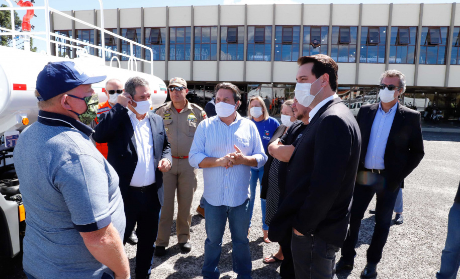 O Paraná ganhou uma importante ferramenta para ajudar no combate a focos de incêndio, no abastecimento de água nas cidades que enfrentam a estiagem e contra a proliferação do coronavírus. O governador Carlos Massa Ratinho Junior entregou nesta quarta-feira (22) 20 de um total de 29 caminhões-pipa que vão atender municípios de diversas regiões do Estado.
