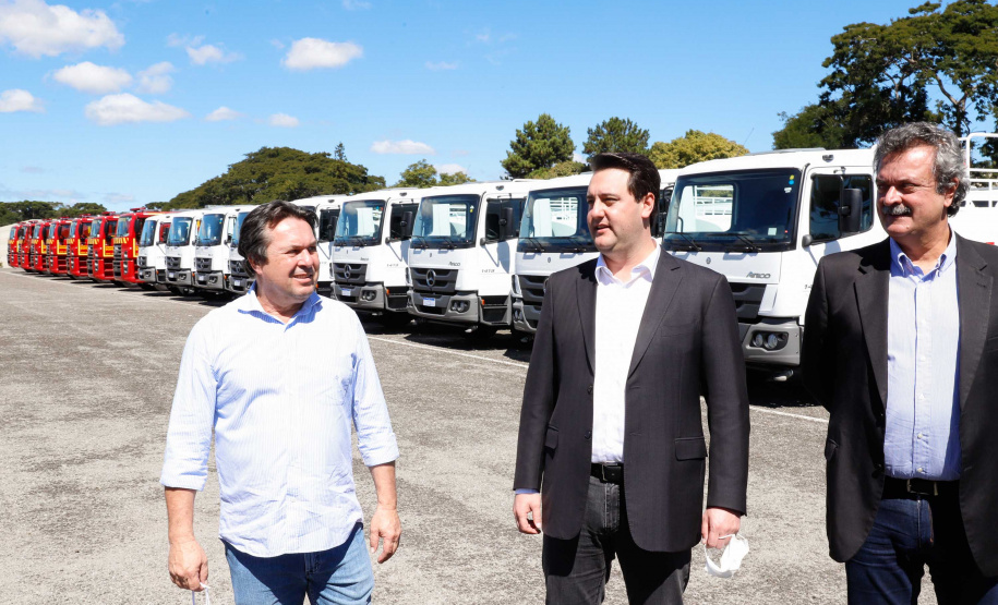 O Paraná ganhou uma importante ferramenta para ajudar no combate a focos de incêndio, no abastecimento de água nas cidades que enfrentam a estiagem e contra a proliferação do coronavírus. O governador Carlos Massa Ratinho Junior entregou nesta quarta-feira (22) 20 de um total de 29 caminhões-pipa que vão atender municípios de diversas regiões do Estado.