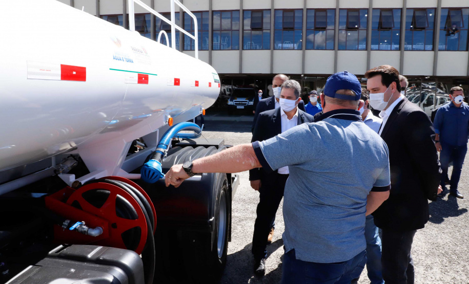O Paraná ganhou uma importante ferramenta para ajudar no combate a focos de incêndio, no abastecimento de água nas cidades que enfrentam a estiagem e contra a proliferação do coronavírus. O governador Carlos Massa Ratinho Junior entregou nesta quarta-feira (22) 20 de um total de 29 caminhões-pipa que vão atender municípios de diversas regiões do Estado.