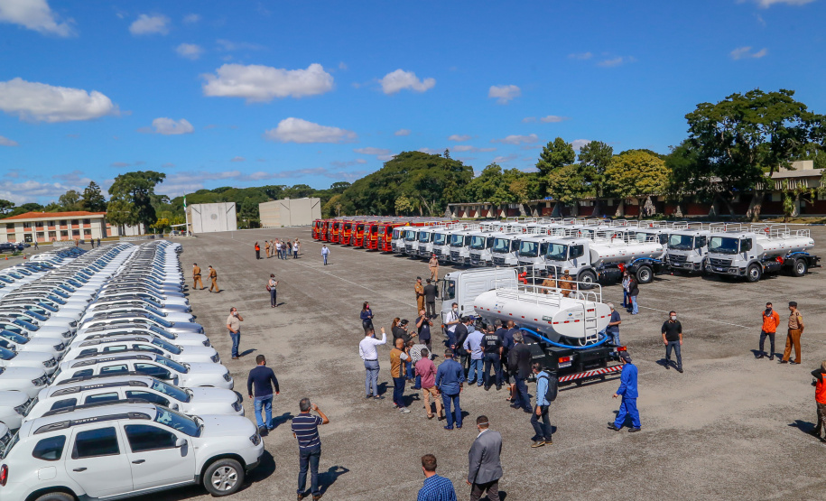 O Paraná ganhou uma importante ferramenta para ajudar no combate a focos de incêndio, no abastecimento de água nas cidades que enfrentam a estiagem e contra a proliferação do coronavírus. O governador Carlos Massa Ratinho Junior entregou nesta quarta-feira (22) 20 de um total de 29 caminhões-pipa que vão atender municípios de diversas regiões do Estado.