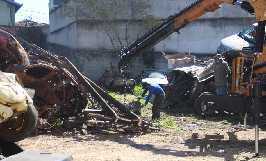 Veículos arrematados em leilão começam a ser prensados e removidos de pátio em Ponta Grossa
. Foto:SESP