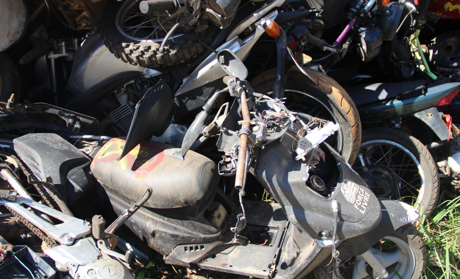 Veículos arrematados em leilão começam a ser prensados e removidos de pátio em Ponta Grossa
. Foto:SESP