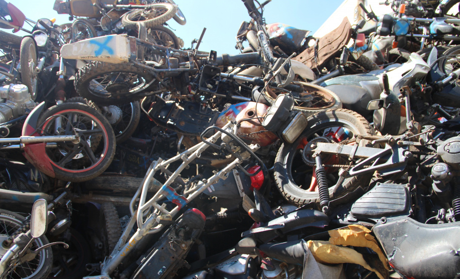 Veículos arrematados em leilão começam a ser prensados e removidos de pátio em Ponta Grossa
. Foto:SESP