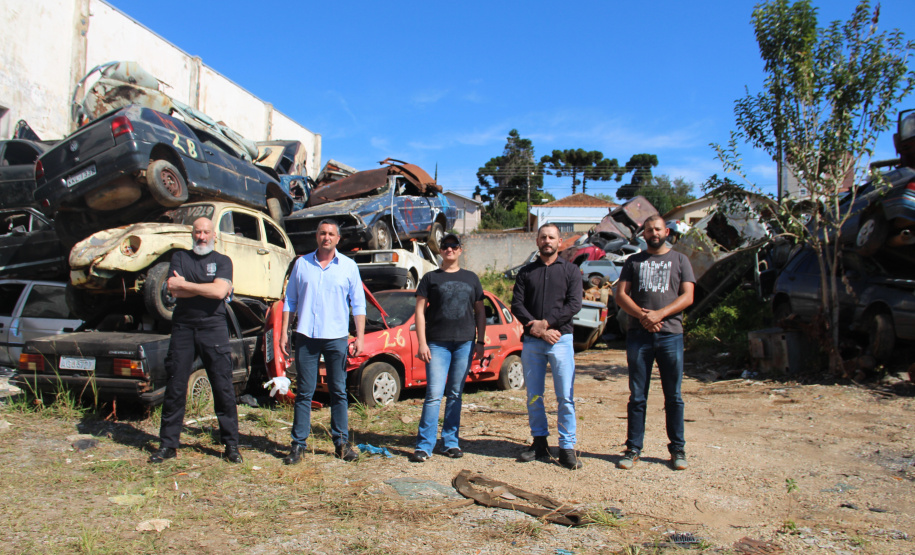 Veículos arrematados em leilão começam a ser prensados e removidos de pátio em Ponta Grossa
. Foto:SESP