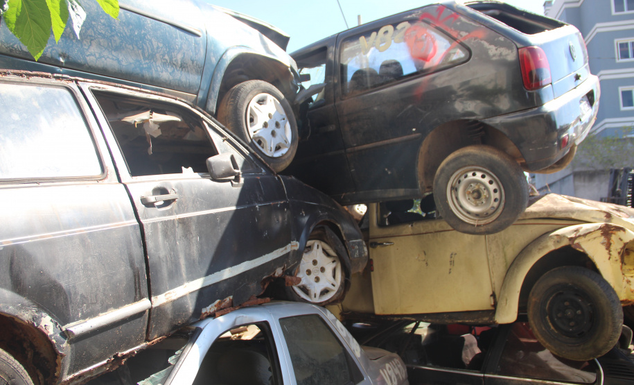 Veículos arrematados em leilão começam a ser prensados e removidos de pátio em Ponta Grossa
. Foto:SESP