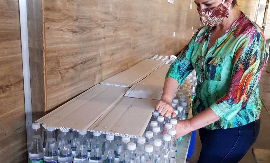 Rede de voluntários do Governo do Paraná recebe de empresas doações de álcool glicerinado e produtos de limpeza. Foto: SEJUF
