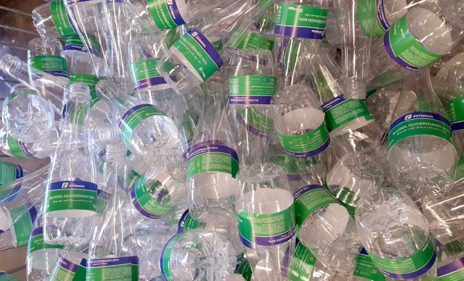Rede de voluntários do Governo do Paraná recebe de empresas doações de álcool glicerinado e produtos de limpeza. Foto: SEJUF