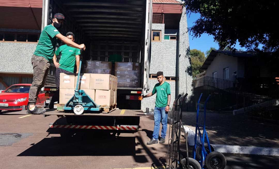 Rede de voluntários do Governo do Paraná recebe de empresas doações de álcool glicerinado e produtos de limpeza. Foto: SEJUF
